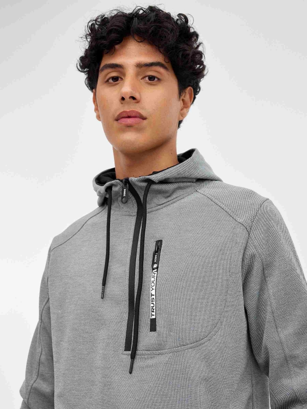 Sweatshirt com capuz semicerrada cinza vista detalhe