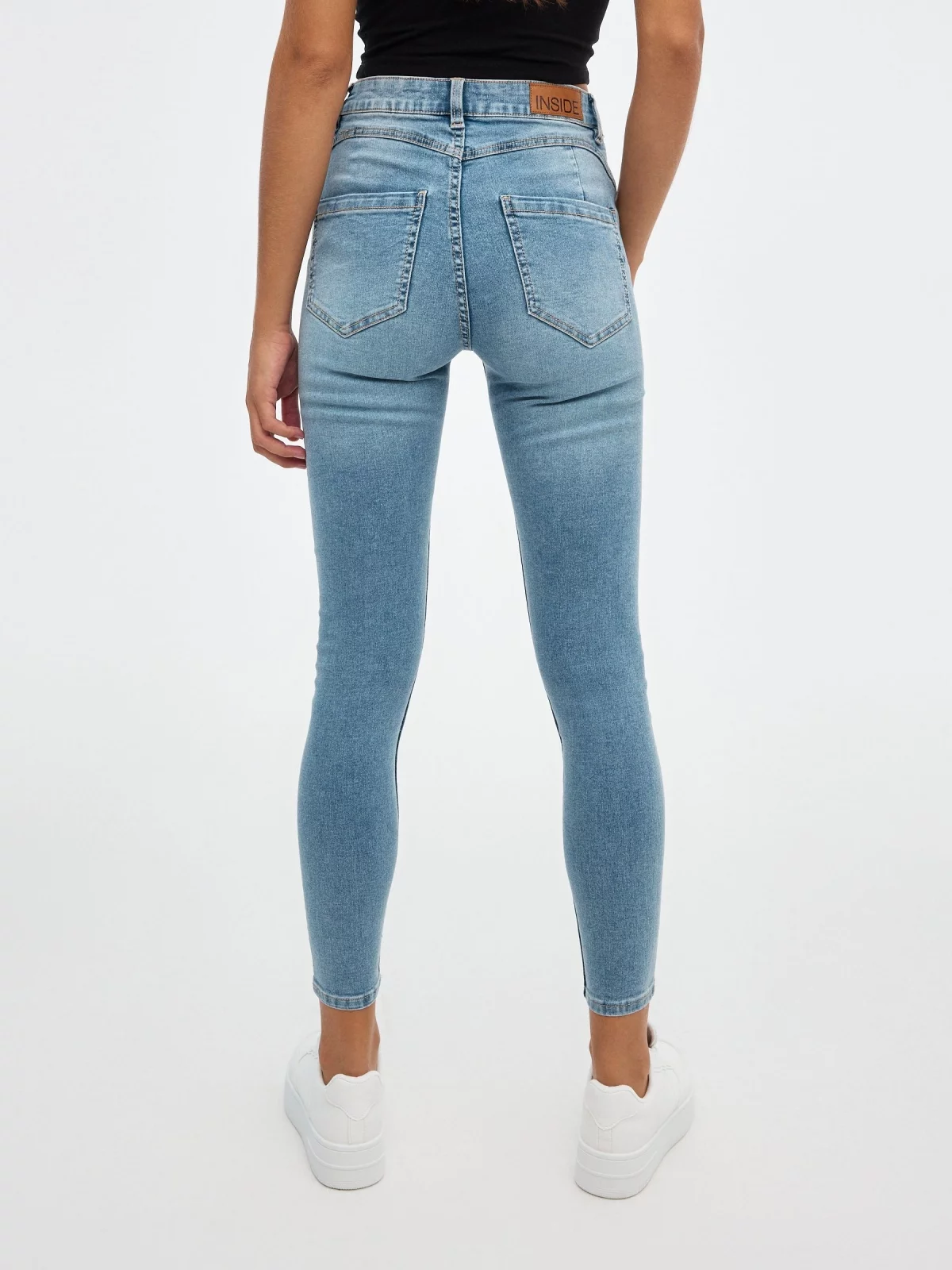 Jeans mid rise skinny push up azul claro vista meia traseira