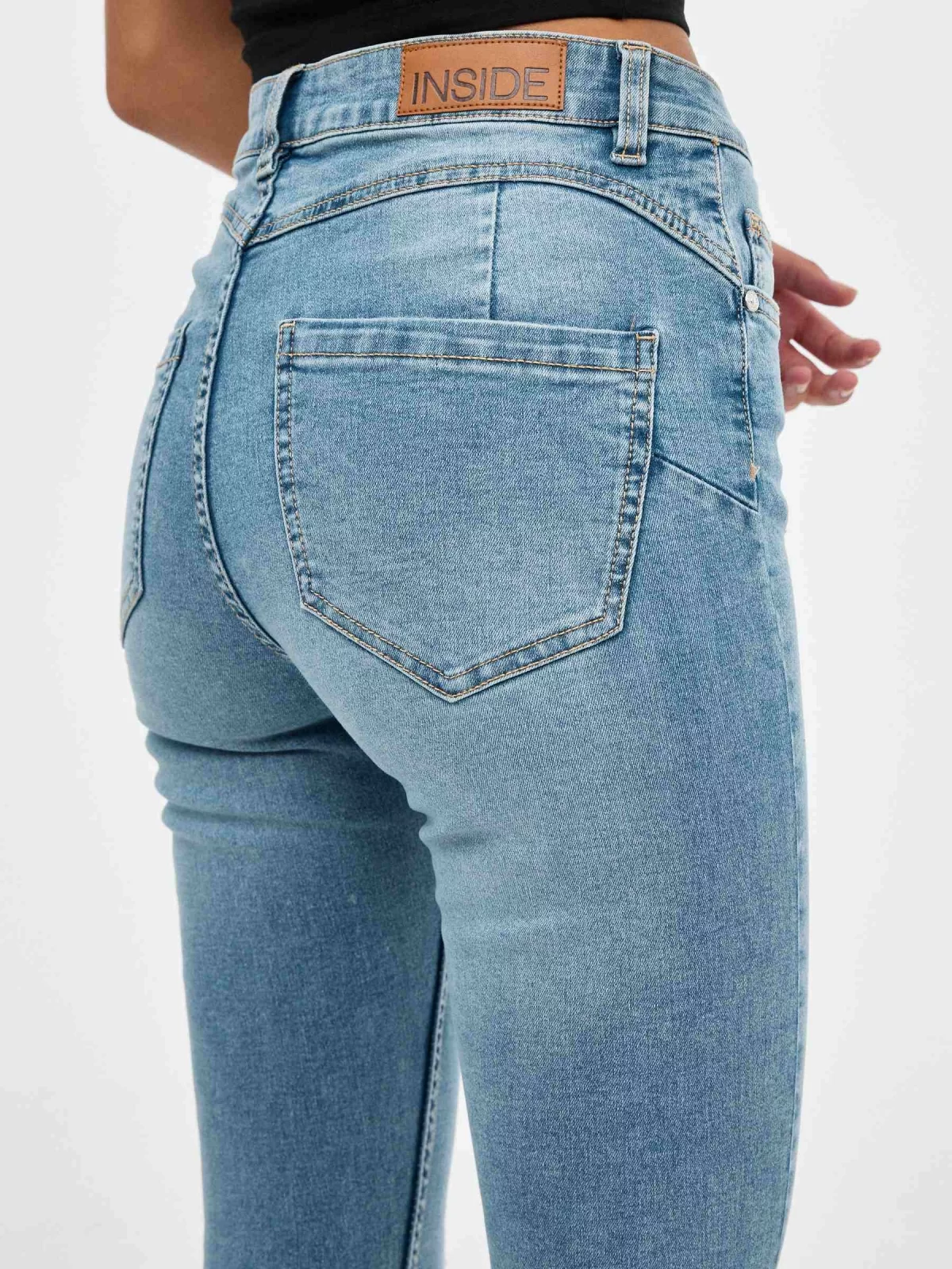 Jeans mid rise skinny push up azul claro vista detalhe