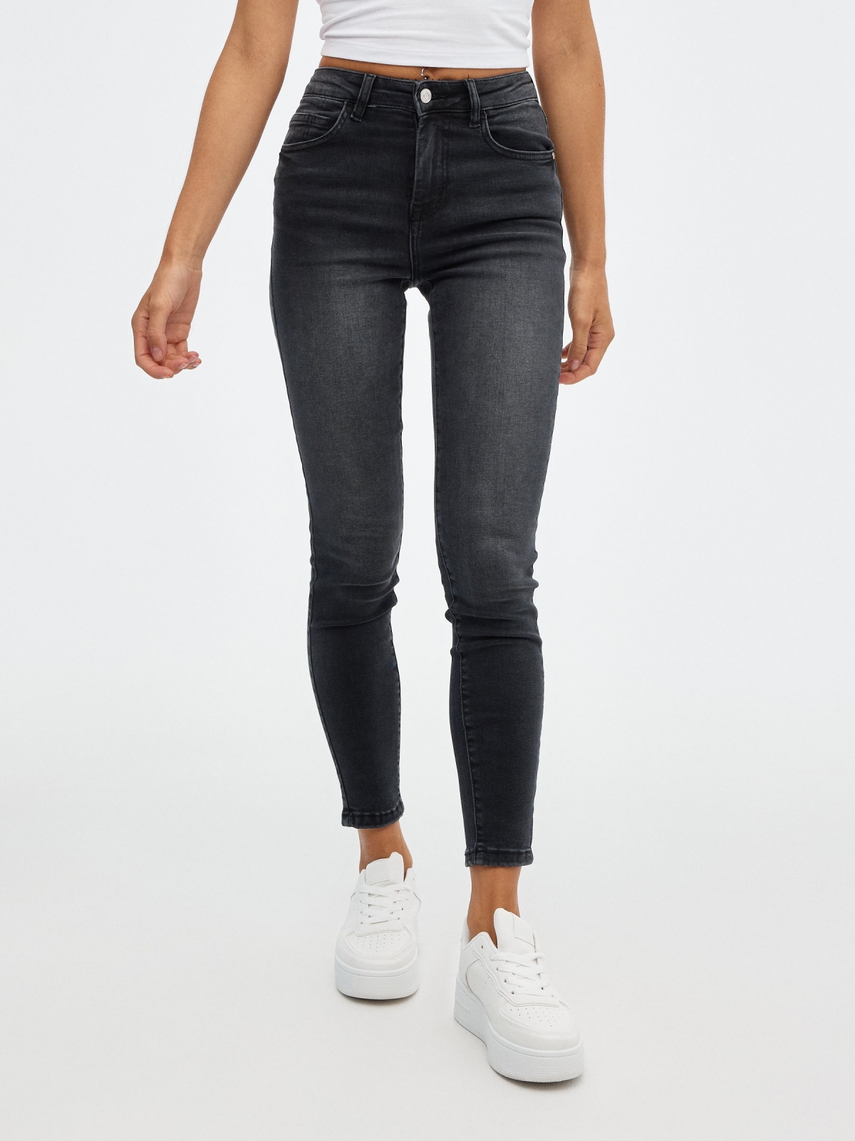 Jenas basic skinny mid-rise black middle front view