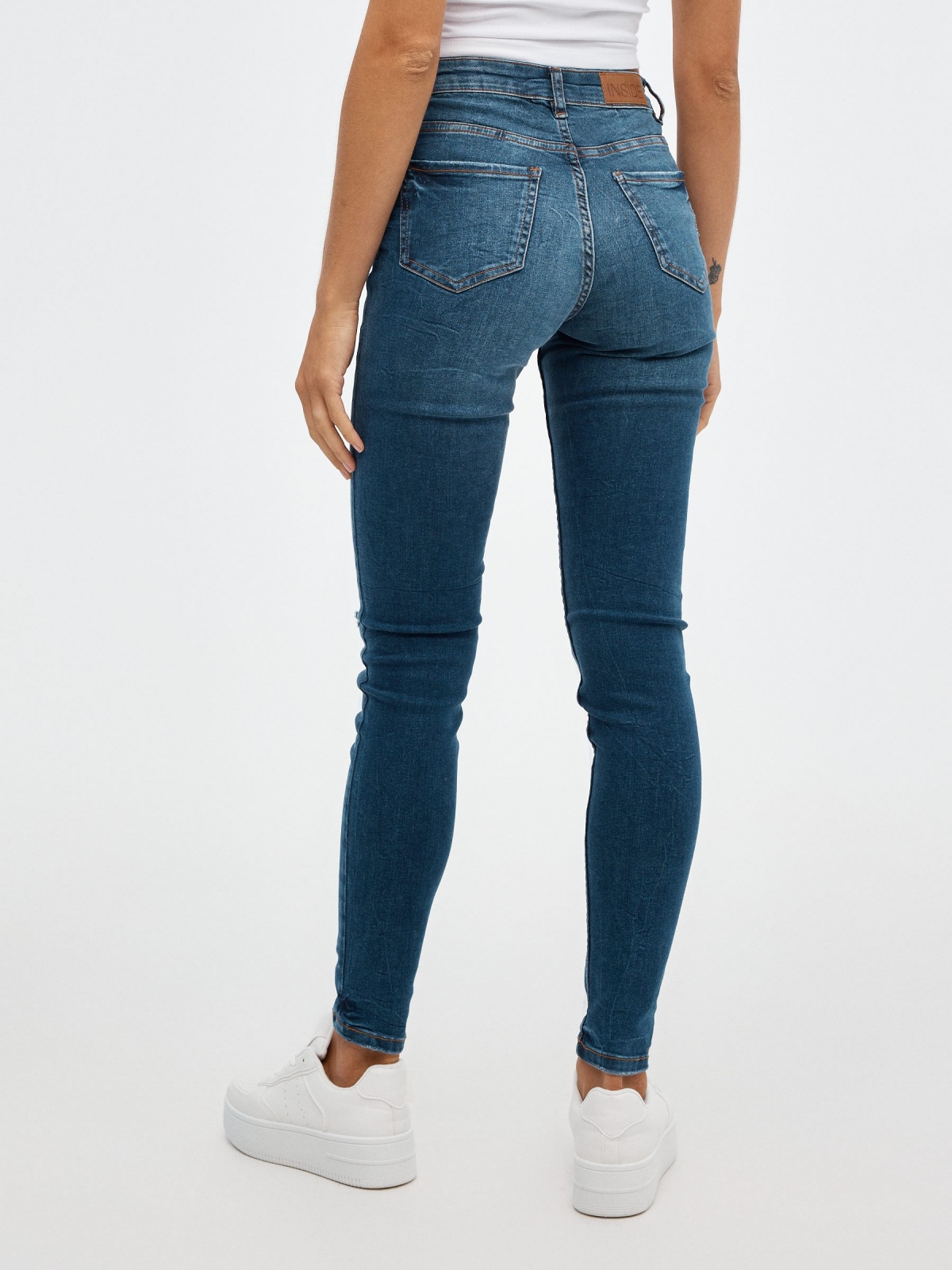 Jeans skinny tiro medio azul vista media trasera