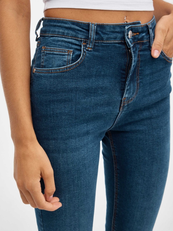 Basic mid-rise jeans blue detail view