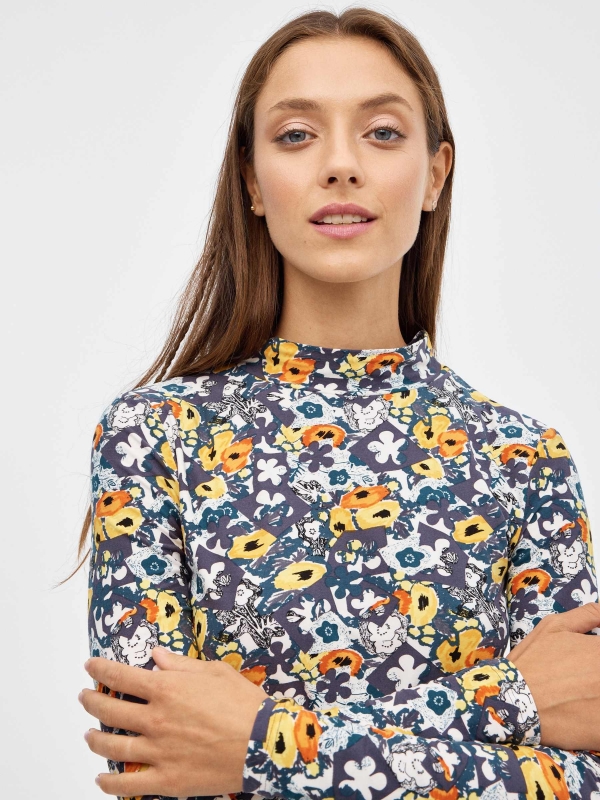 T-shirt slim perkins print floral multicolorido vista detalhe