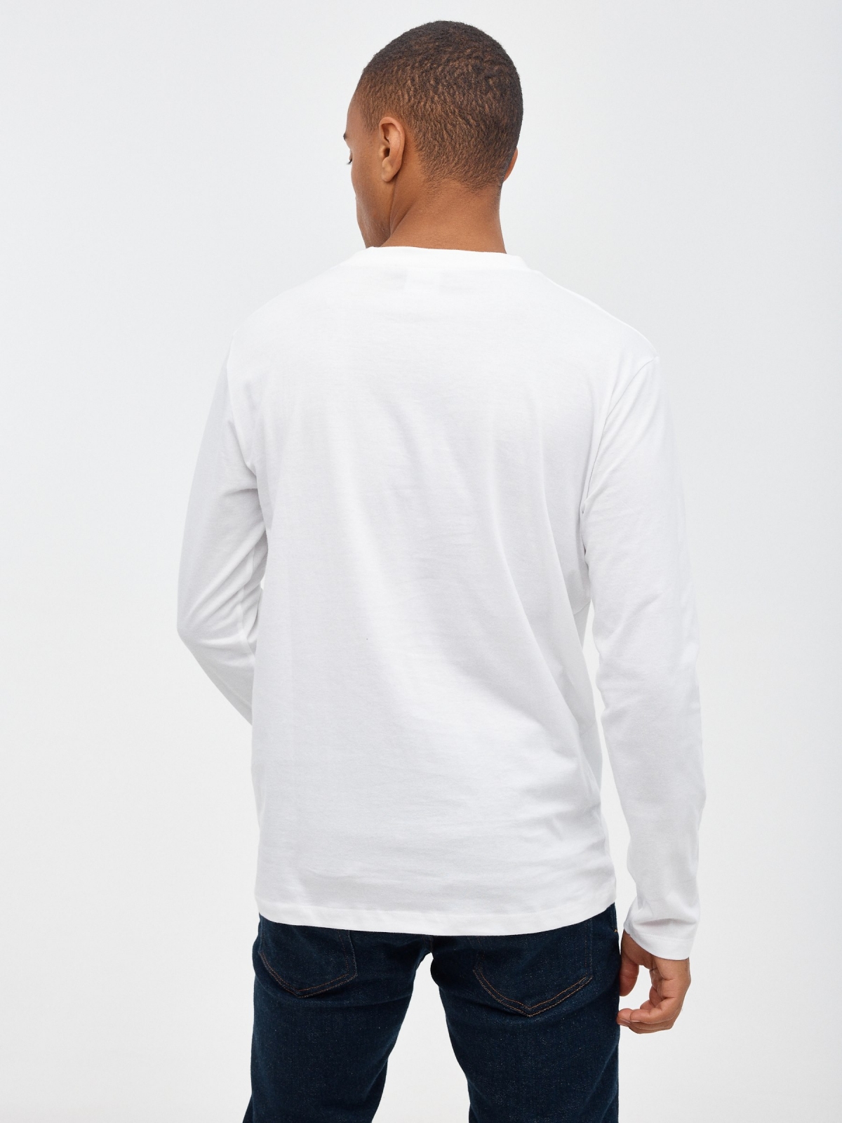 T-shirt com estampado Demon Slaye branco vista meia traseira