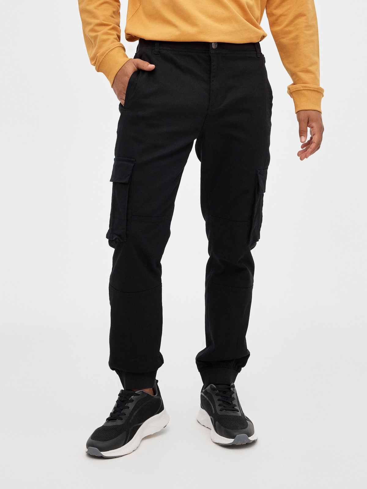 Pantalón jogger perneras con bolsillos negro vista media frontal