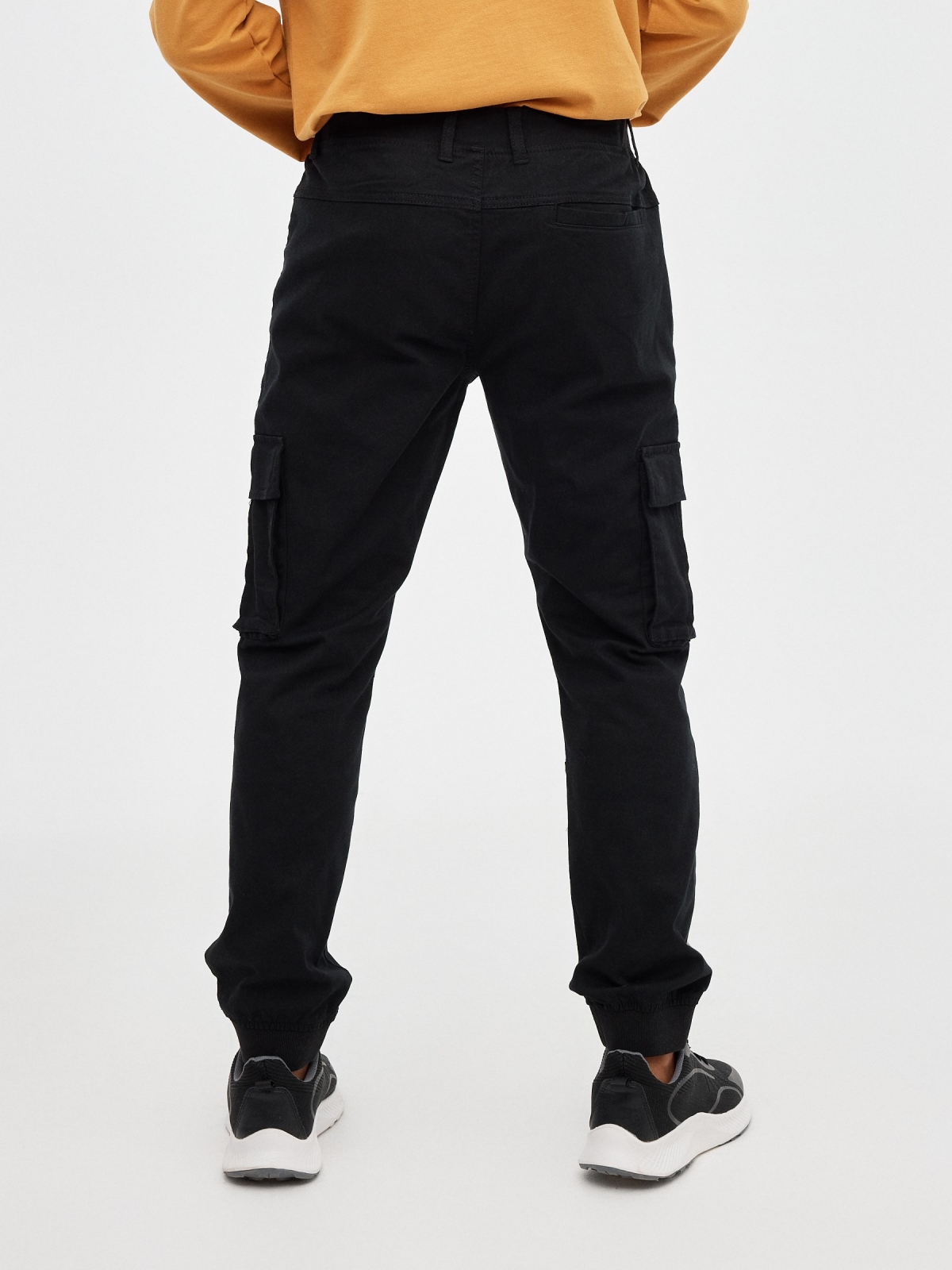 Pantalón jogger perneras con bolsillos negro vista media trasera