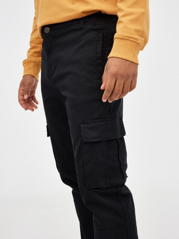 Pantalón jogger perneras con bolsillos negro vista detalle