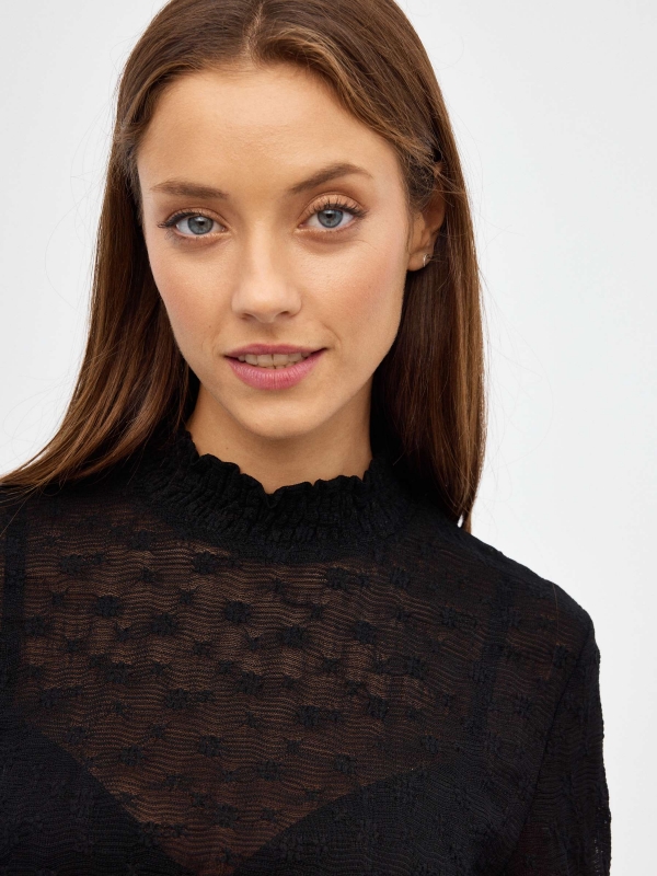 Mini blusa estampada com elástico preto vista detalhe