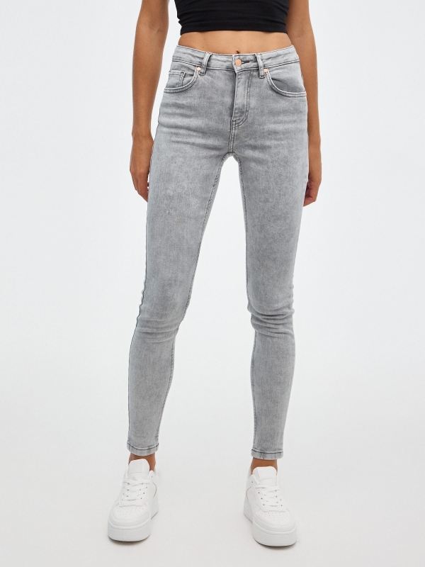 Jeans skinny básicos gris gris vista media frontal