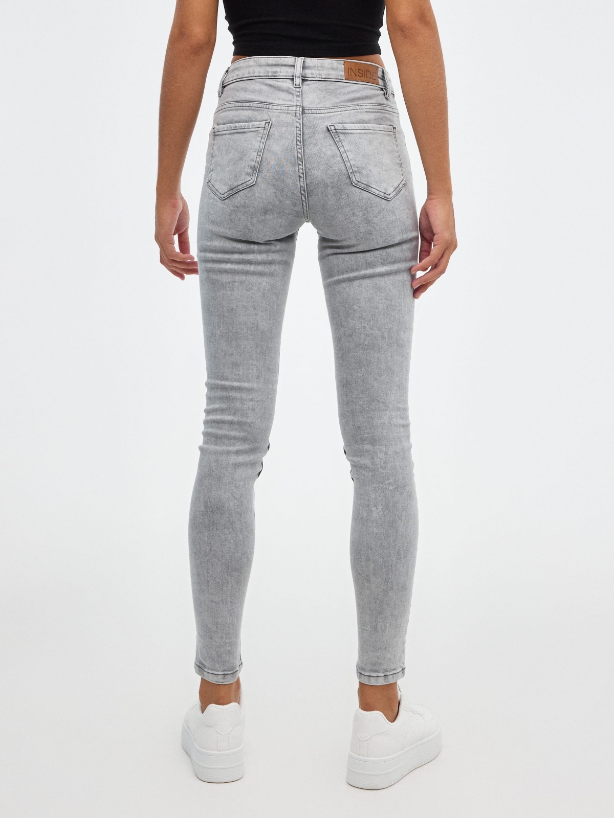 Jeans skinny básicos gris gris vista media trasera