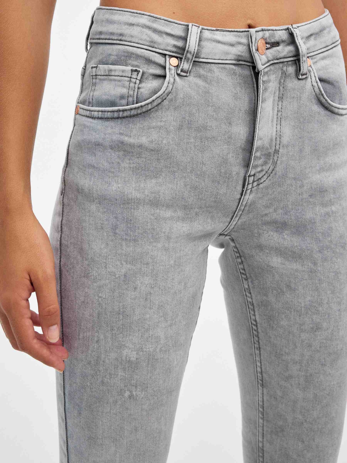 Jeans skinny básicos gris gris vista detalle
