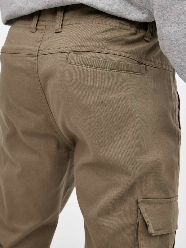 Pantalón jogger perneras con bolsillos kaki vista detalle