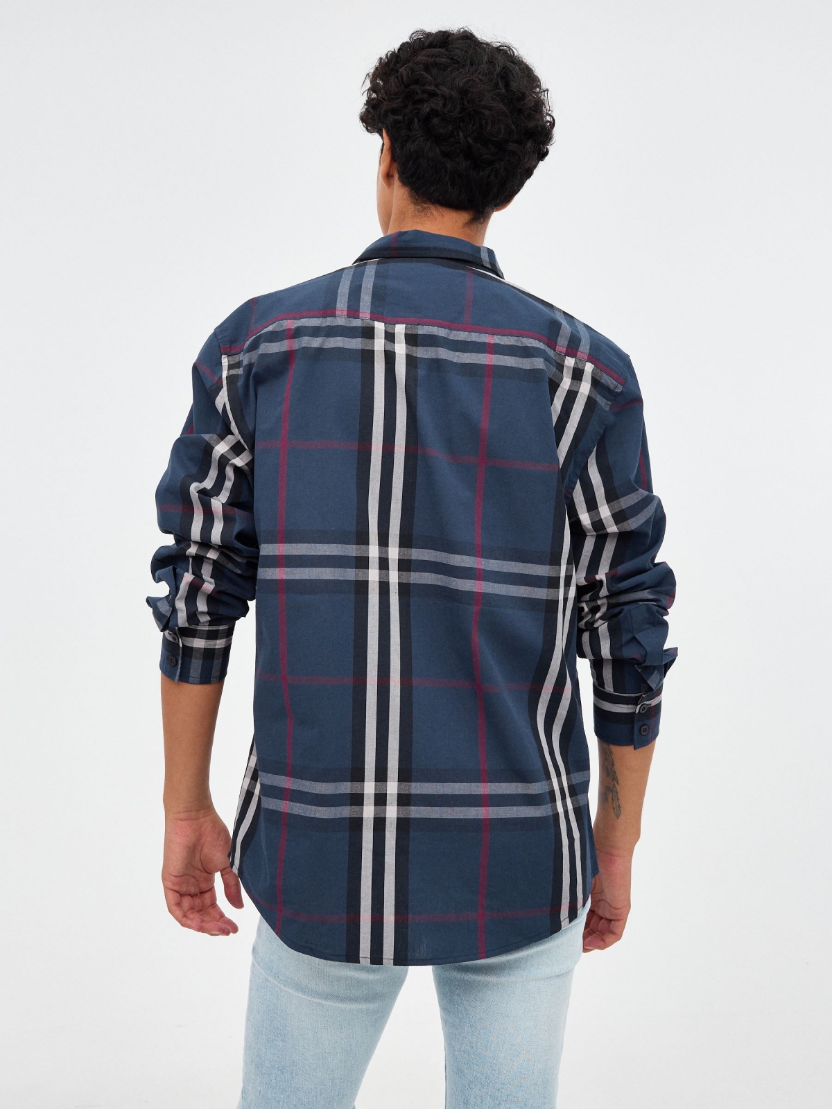 Camisa de lã axadrezada regular azul vista meia traseira