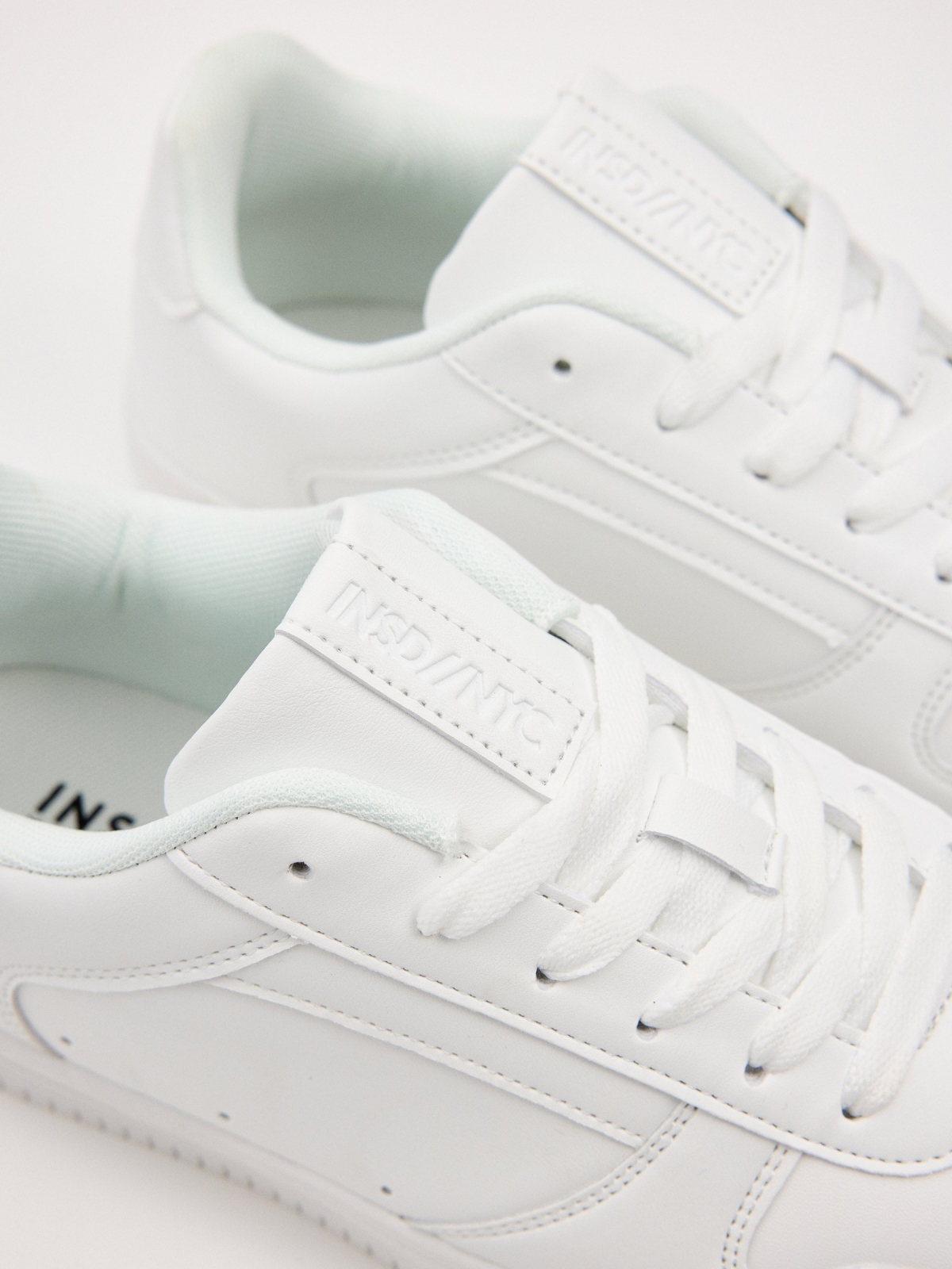 Sapato casual combinado básico branco vista detalhe