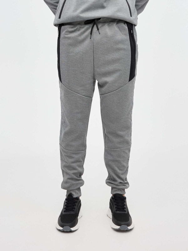 Pantalón jogger con texturas gris claro vista media frontal