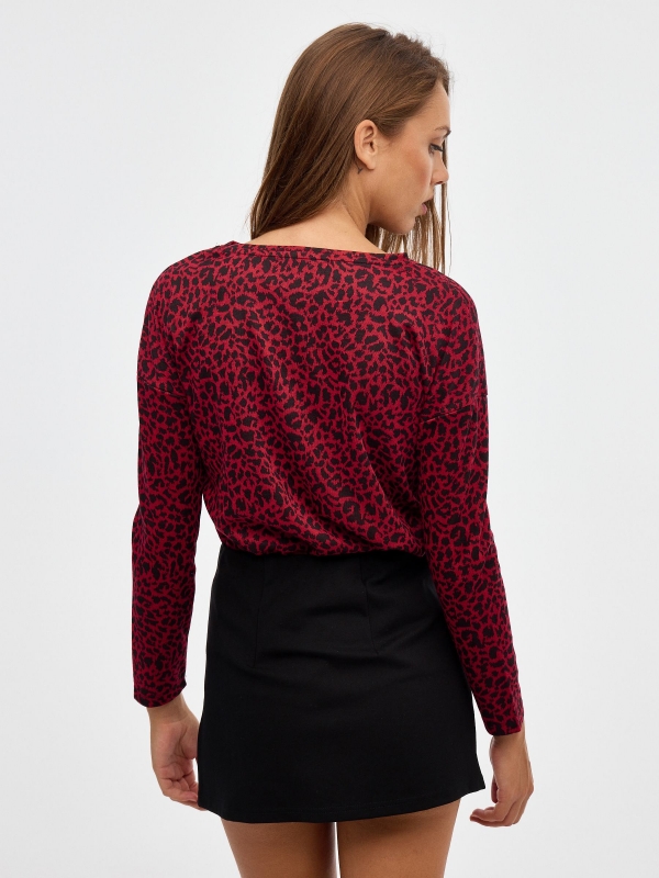 T-shirt com estampado animal print leopardo vermelho vista meia traseira