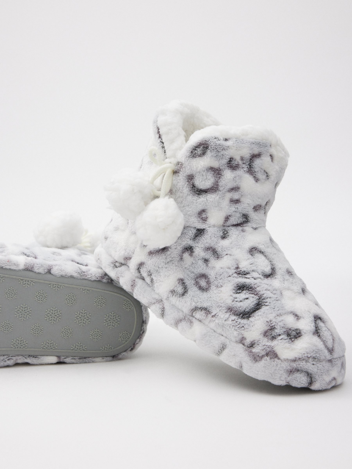 House slippers animal print boot light grey detail view