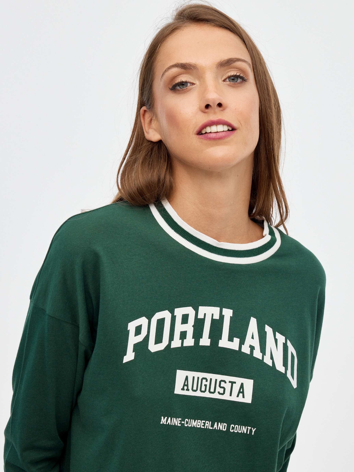 T-shirt oversized Portland verde escuro vista detalhe