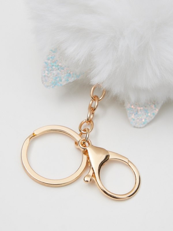 Porta-chaves com pompom de gato branco vista detalhe