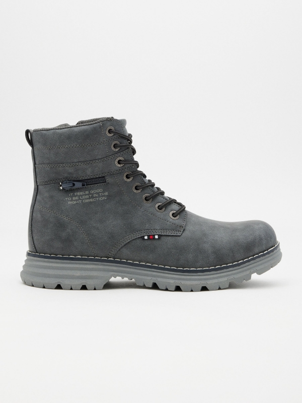 Mountaineering boot with zipper