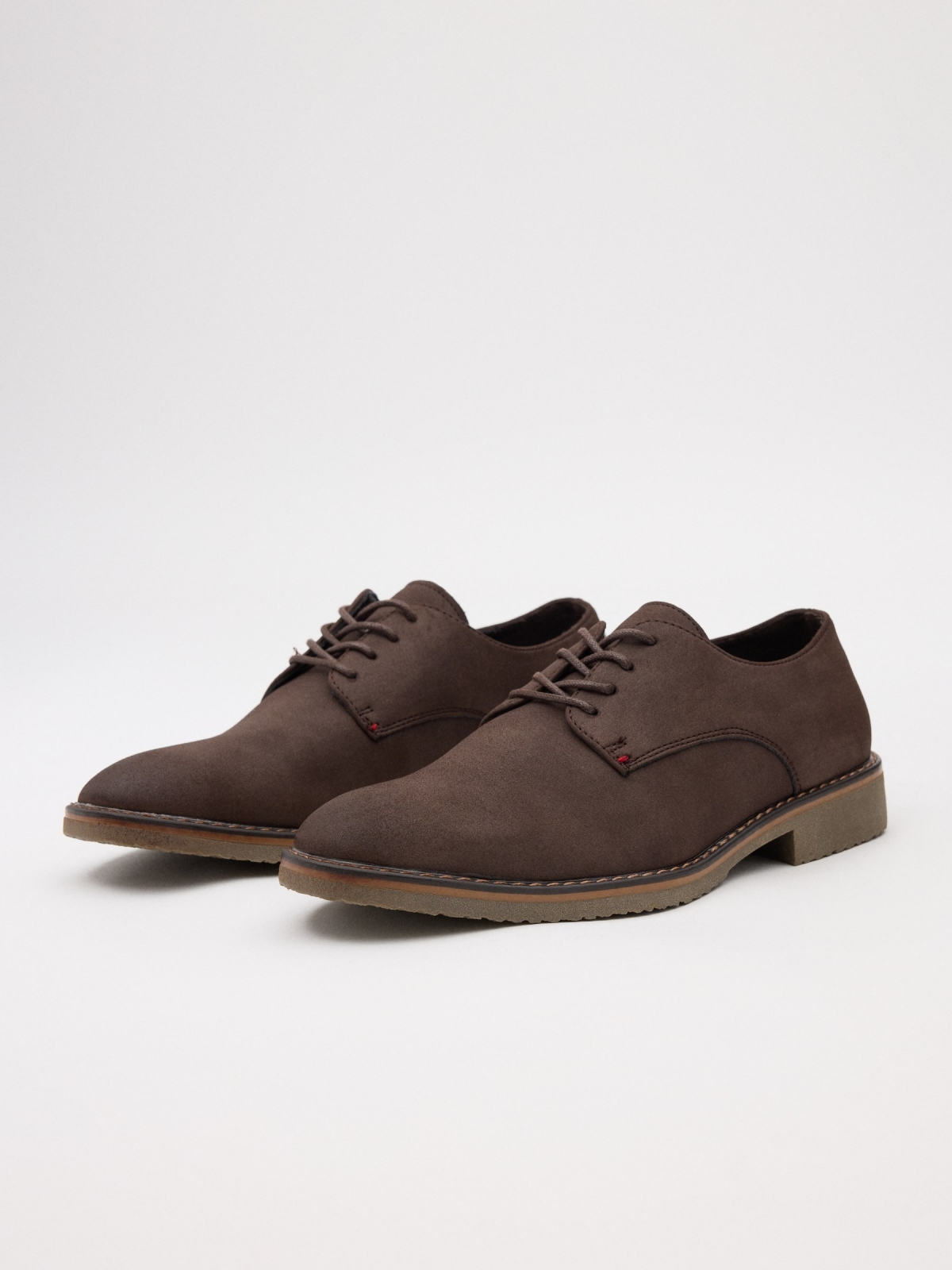Zapato clásico de polipiel marrón tostado vista frontal 45º
