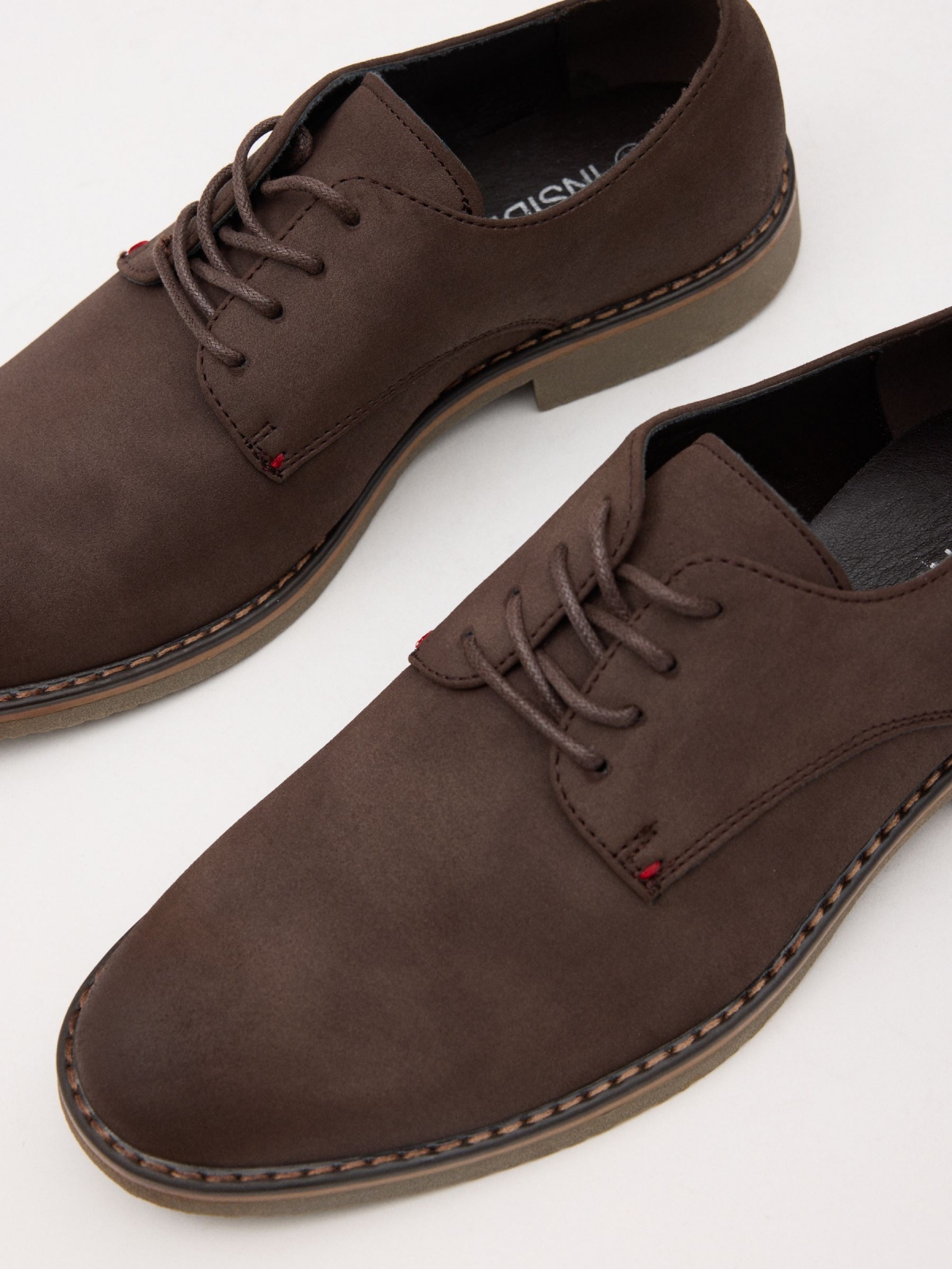 Zapato clásico de polipiel marrón tostado vista detalle
