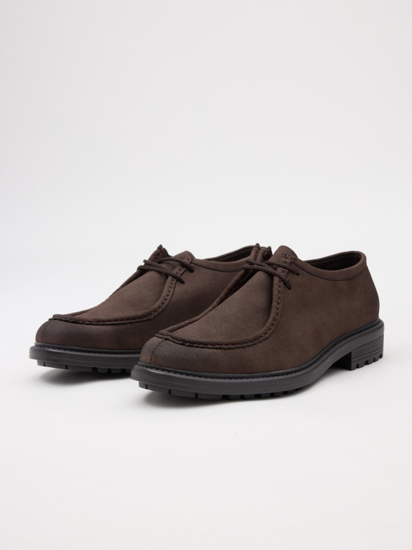 Zapato clásico de bordón marrón oscuro vista frontal 45º