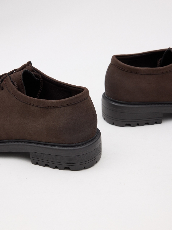 Sapato clássico de brogue marrom escuro vista detalhe