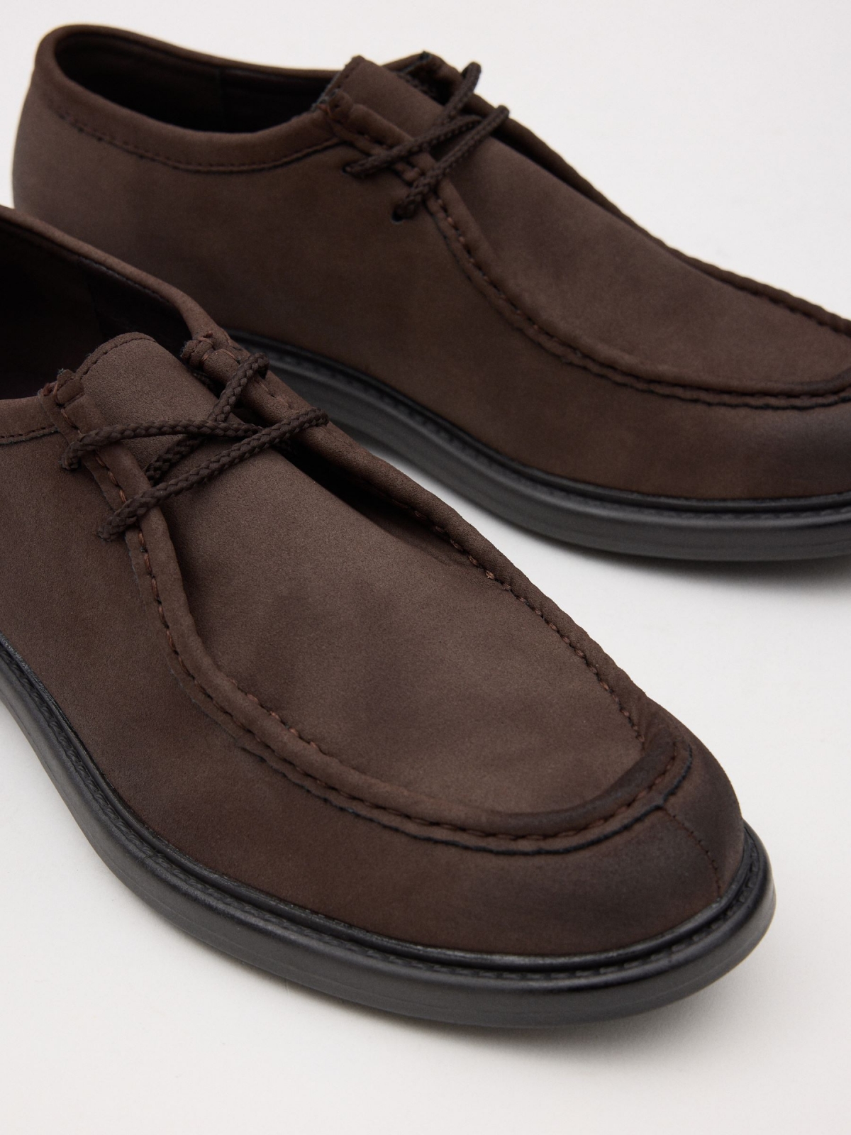 Zapato clásico de bordón marrón oscuro vista detalle