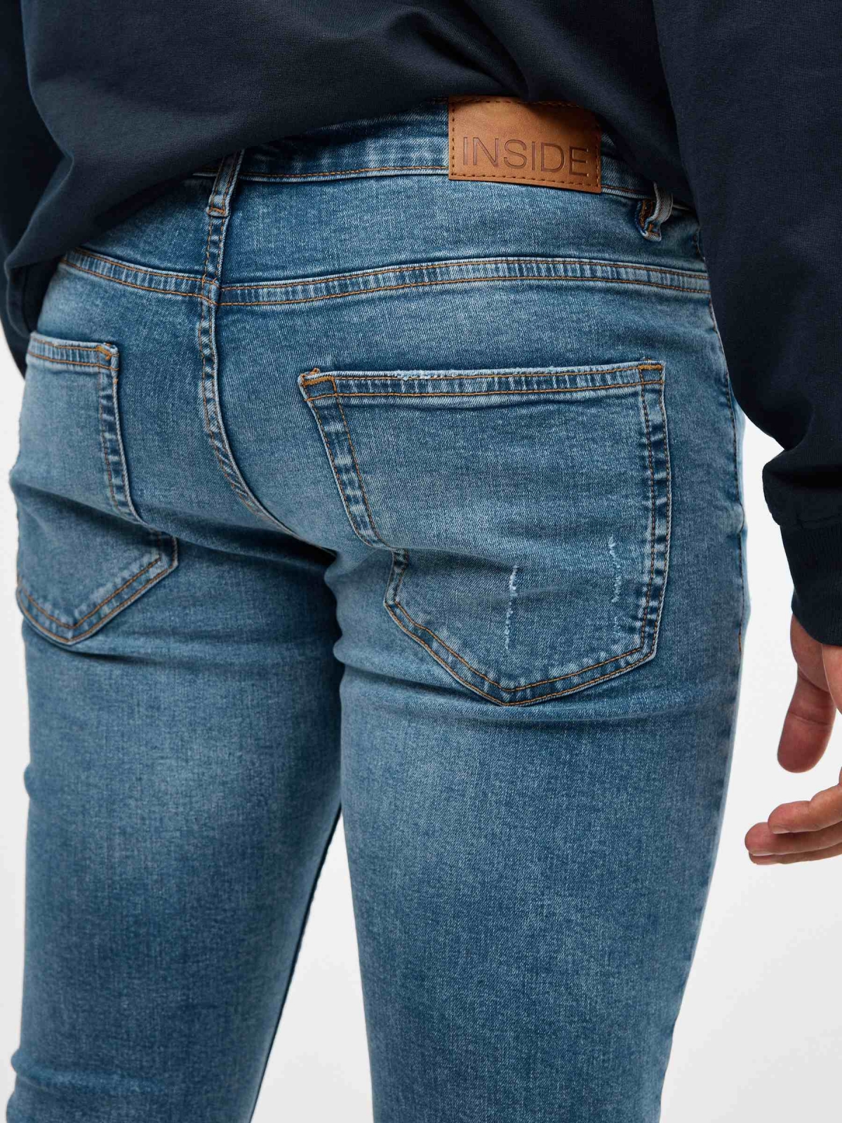Jeans skinny bajos rotos azul vista detalle