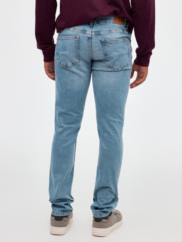 Jeans slim básico de hombre azul vista media trasera