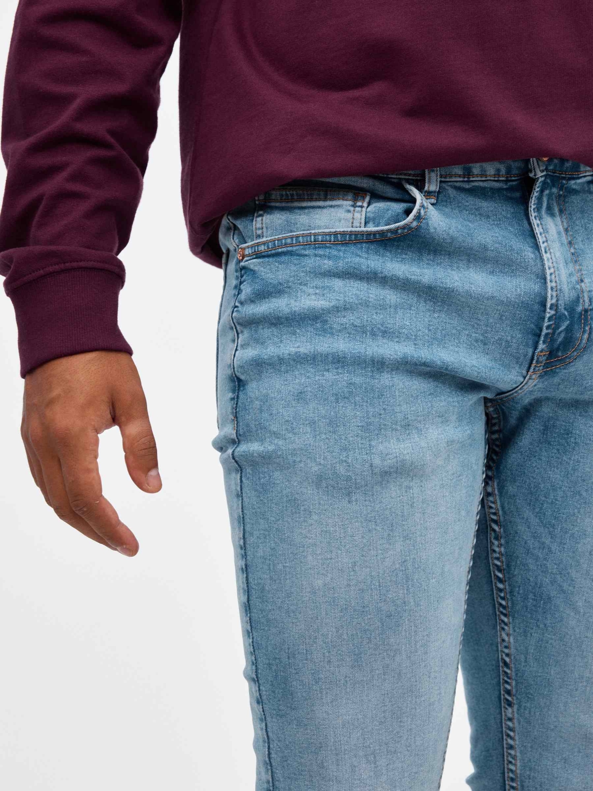 Jeans slim básico de hombre azul vista detalle