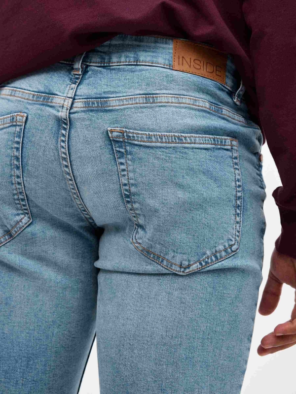 Jeans slim básico de hombre azul vista detalle