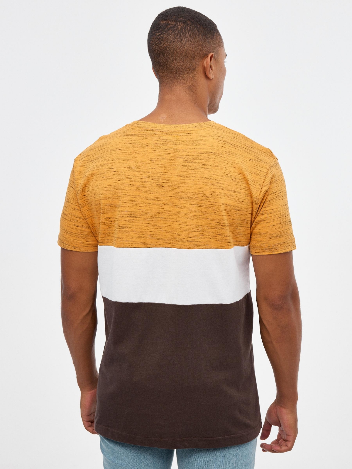 T-shirt normal color block chocolate vista meia traseira