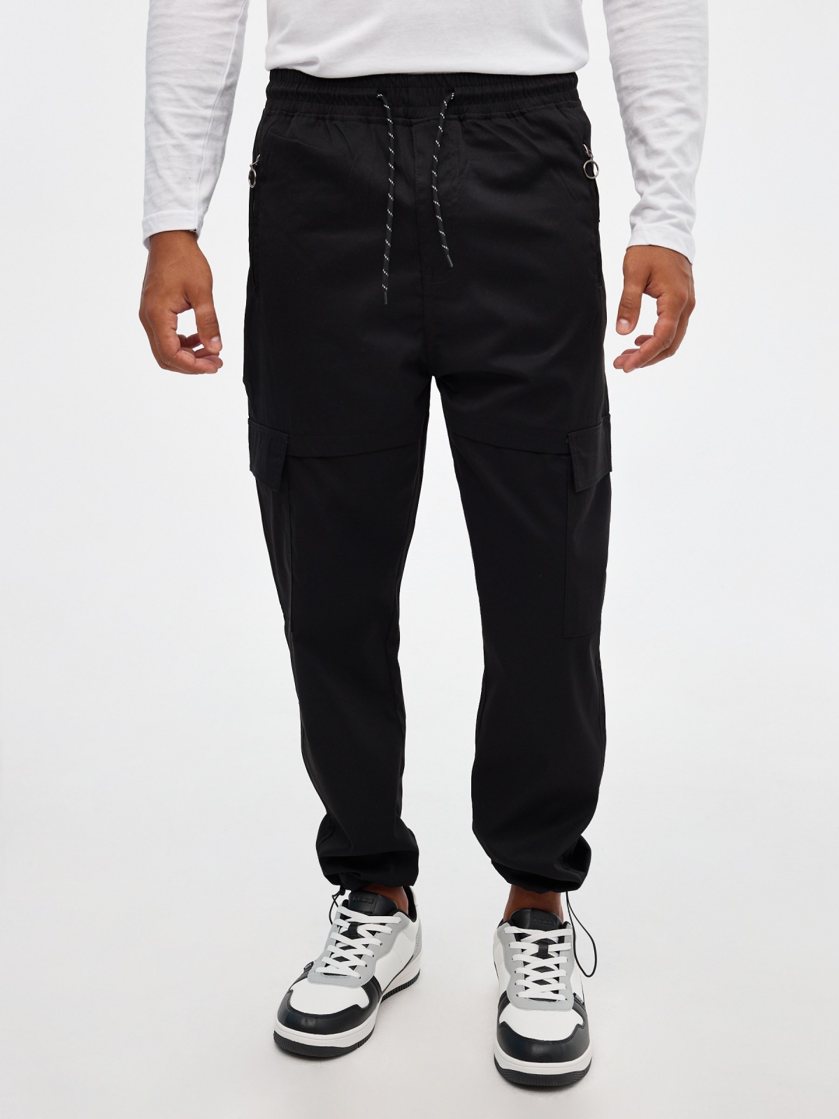 Pantalón jogger tobillos ajustables negro vista media frontal