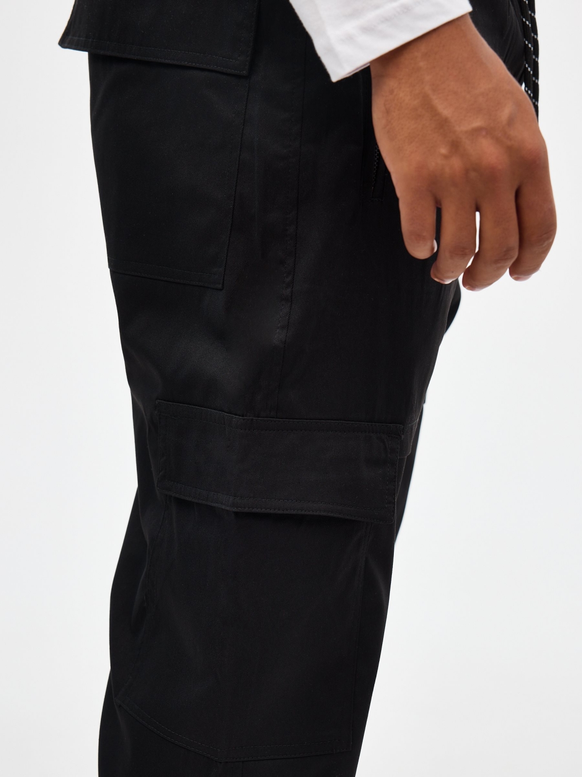 Pantalón jogger tobillos ajustables negro vista detalle