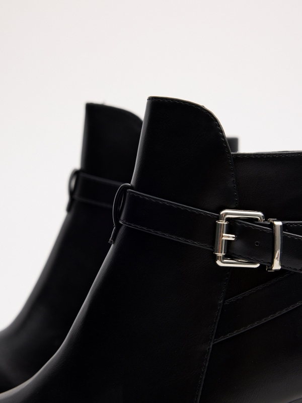 Botas de tornozelo pretas com calcanhar de fivela preto vista detalhe
