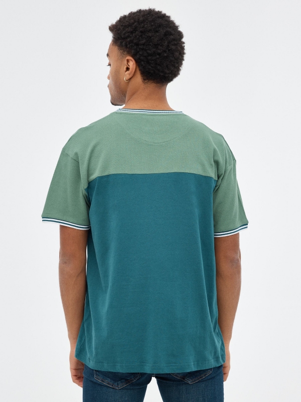 T-shirt com costela contrastante verde vista meia traseira