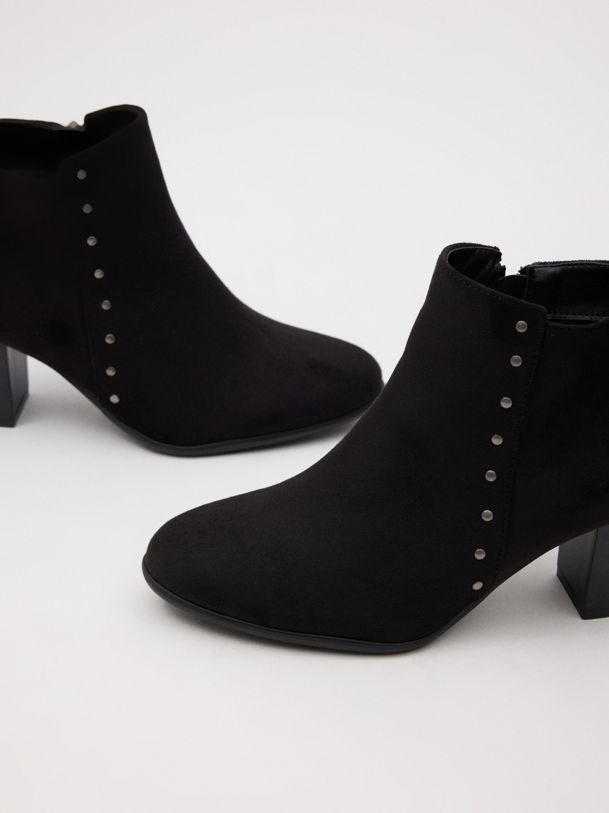 Botins de salto alto com tachas preto vista detalhe