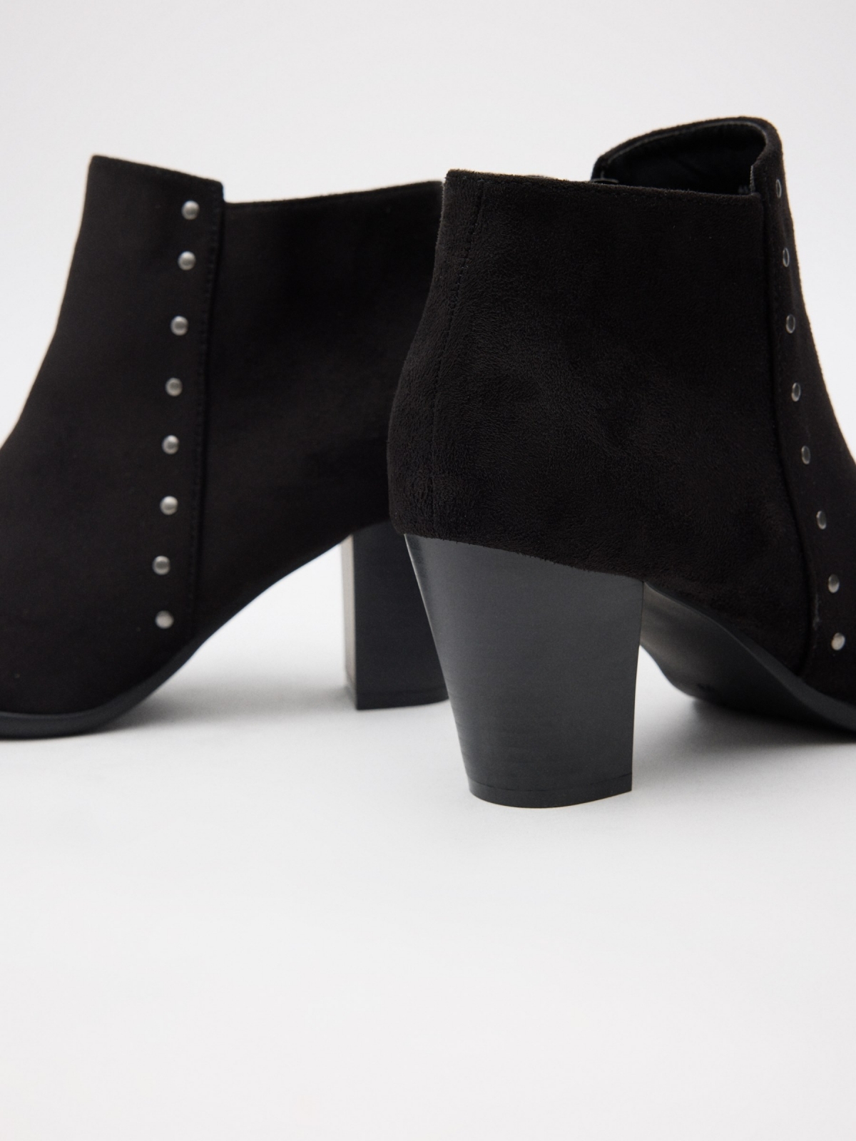 Botins de salto alto com tachas preto vista detalhe