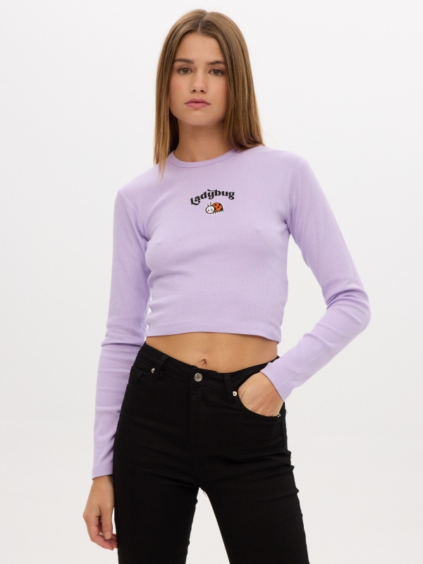 T-shirt com bordado lilás vista meia frontal