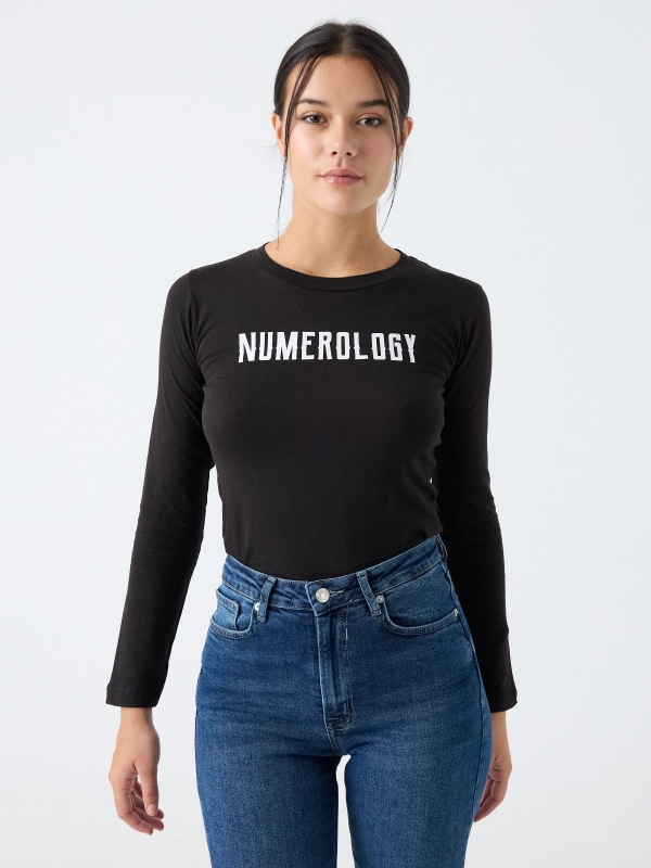 T-shirt preta de numerologia preto vista meia frontal