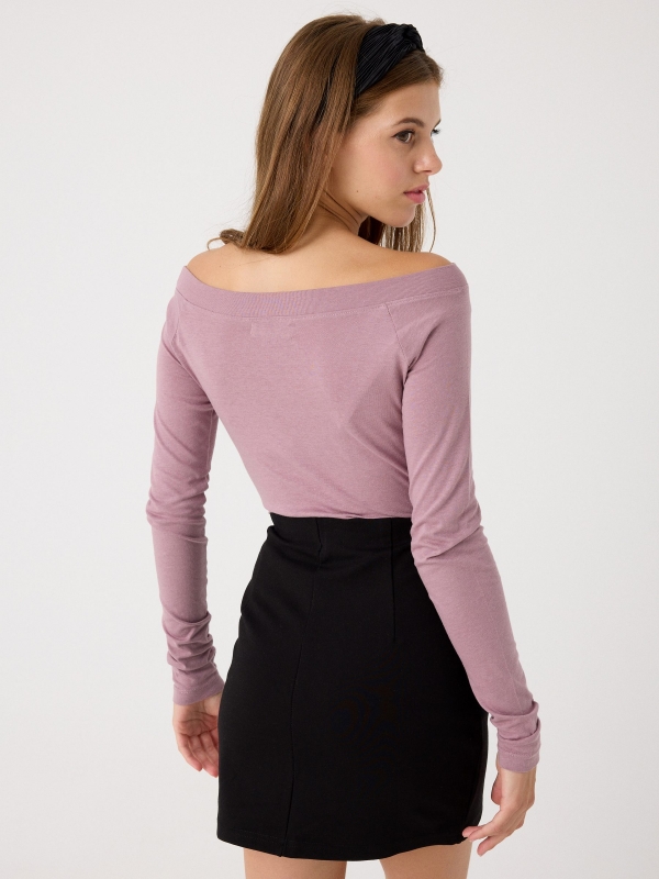 T-shirt com decote Bardot lilás vista meia traseira