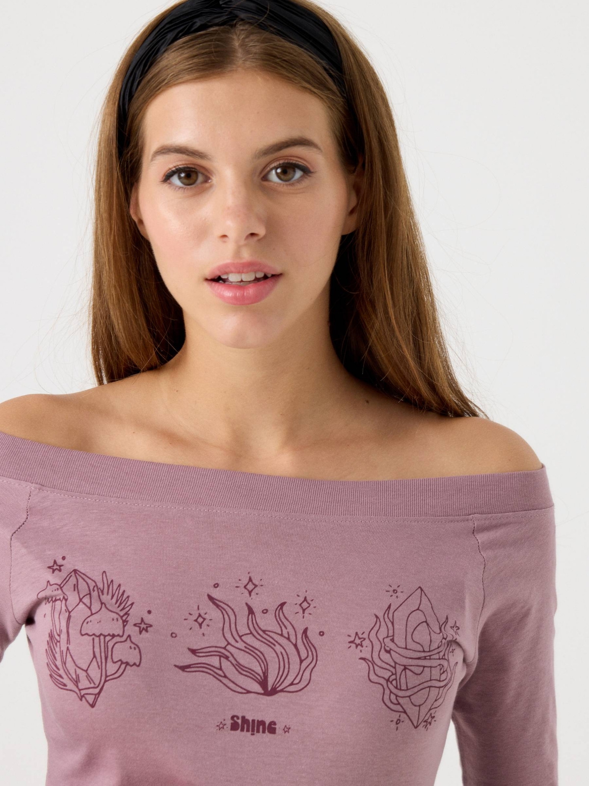 T-shirt com decote Bardot lilás vista detalhe