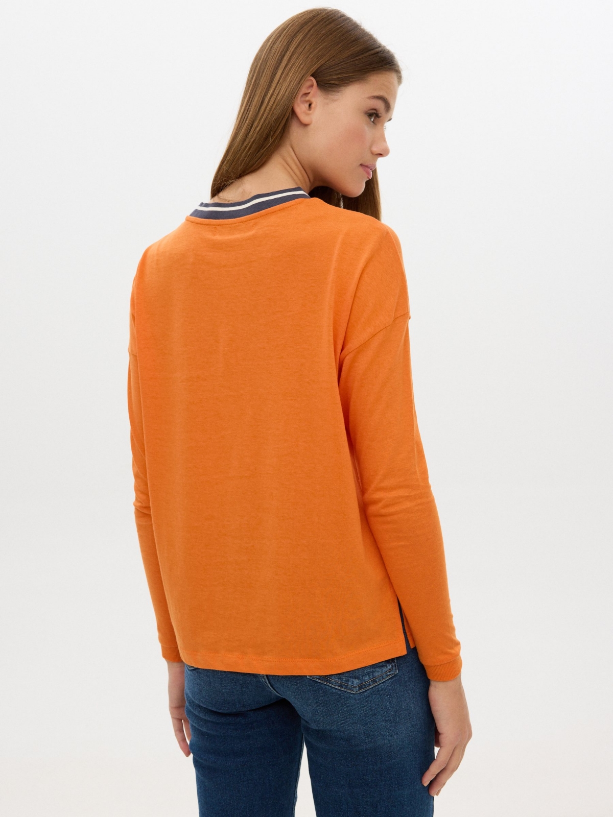 T-shirt com estampado laranja vista meia traseira