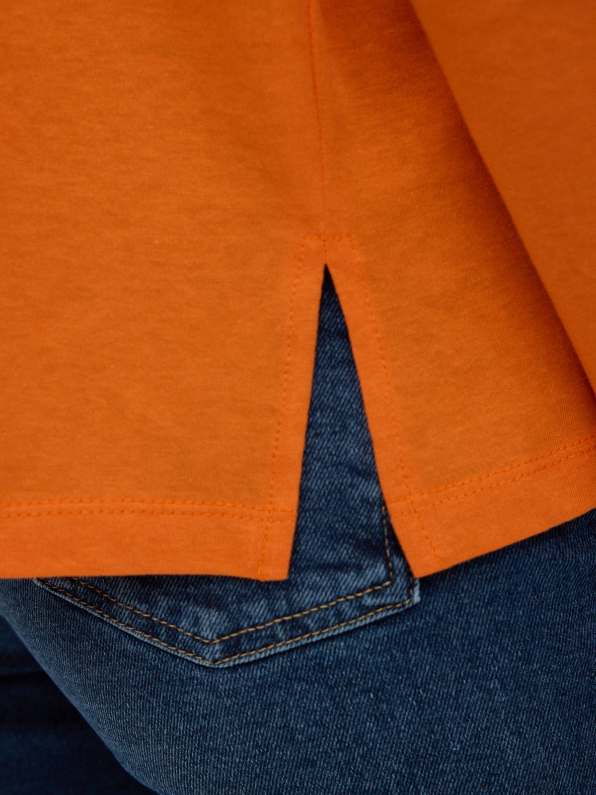 Camiseta con estampado naranja vista detalle
