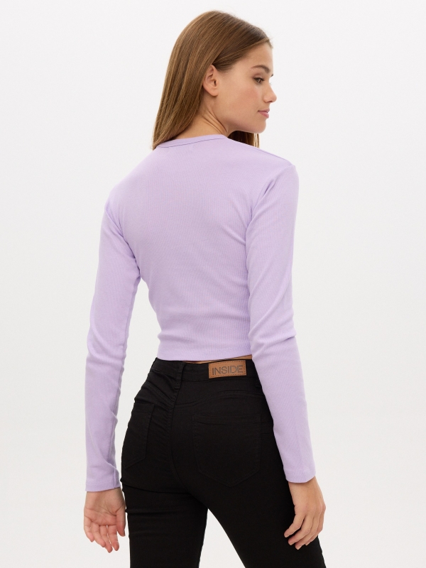 T-shirt com bordado lilás vista meia traseira