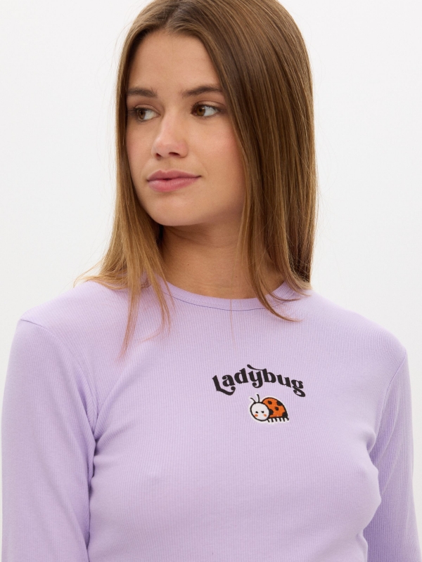 T-shirt com bordado lilás vista detalhe