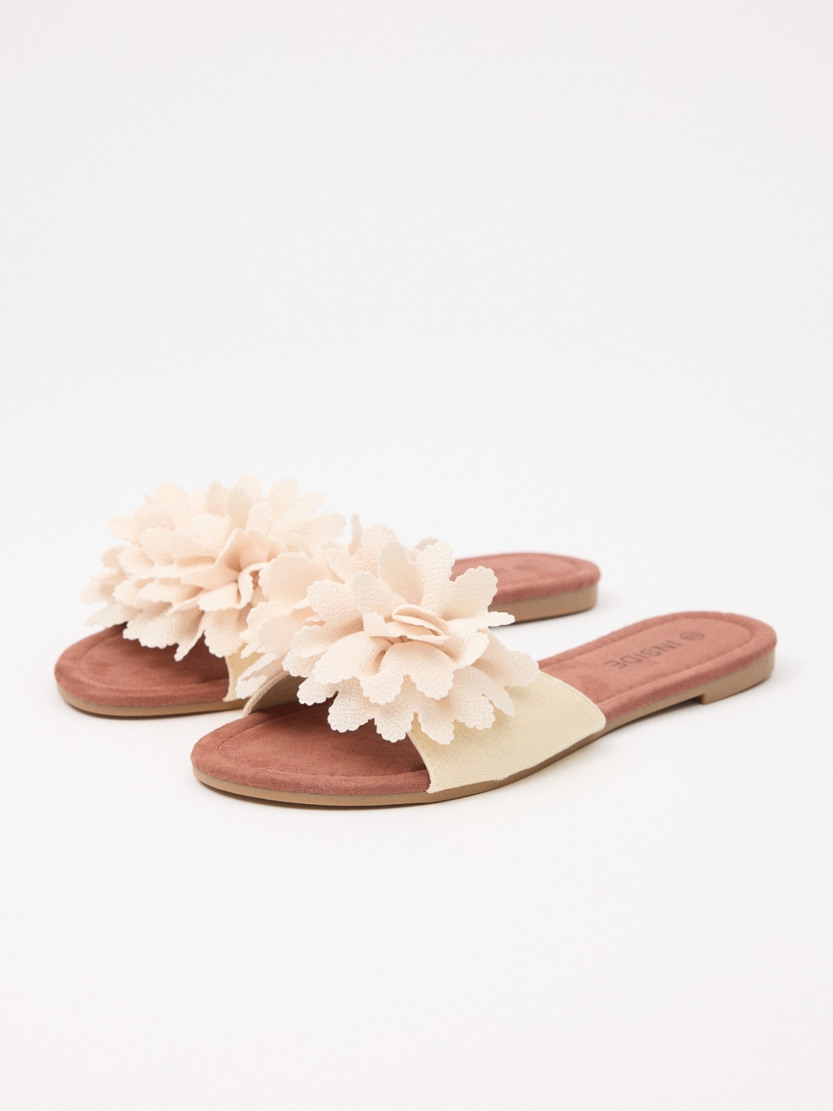 Sandálias florais com flor off white vista frontal 45º