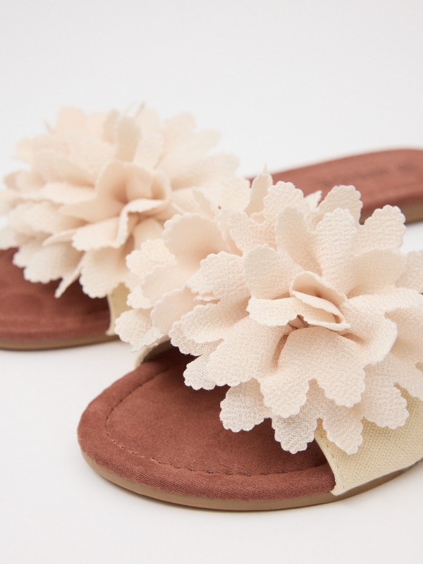 Floral sandal with flower off white detail view